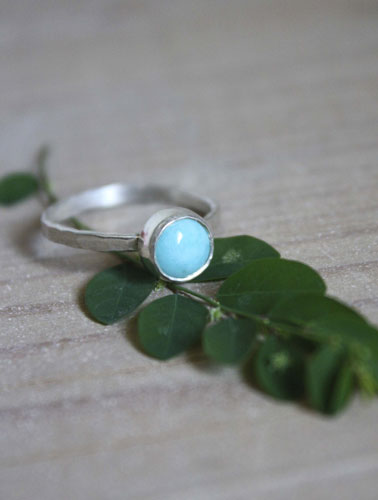 Azurine, hammered  ring in silver and amazonite