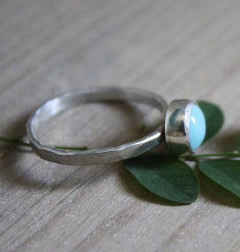 Azurine, hammered  ring in silver and amazonite