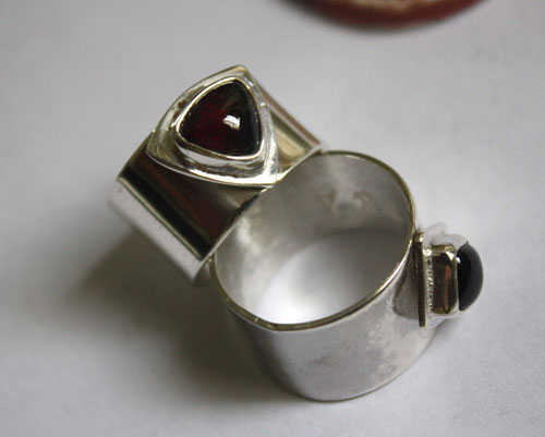 Catch my heart, promise ring set in silver, onyx and garnet