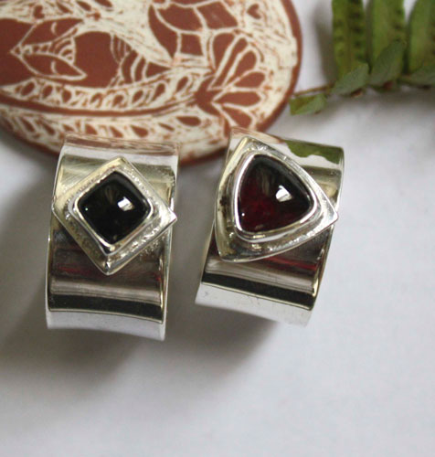 Catch my heart, promise ring set in silver, onyx and garnet