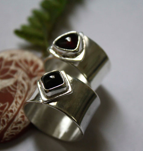 Catch my heart, promise ring set in silver, onyx and garnet