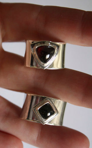 Catch my heart, promise ring set in silver, onyx and garnet