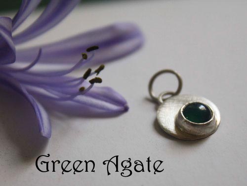 Daurai, May birthstone, green agate, and round sterling silver pendant