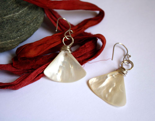 Geisha, fan earrings in sterling silver and nacre