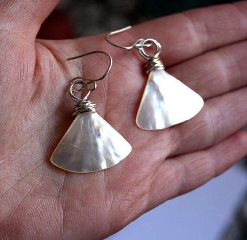 Geisha, fan earrings in sterling silver and nacre