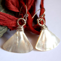 Geisha, fan earrings in sterling silver and nacre