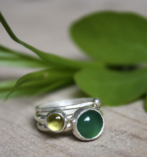 Green tea from Himalaya, stacking ringin silver, green agate and peridot