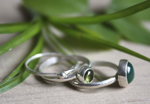 Green tea from Himalaya, stacking ringin silver, green agate and peridot