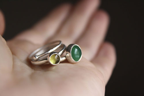 Green tea from Himalaya, stacking ringin silver, green agate and peridot