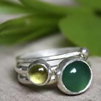 Green tea from Himalaya, stacking ring in silver, green agate and peridot