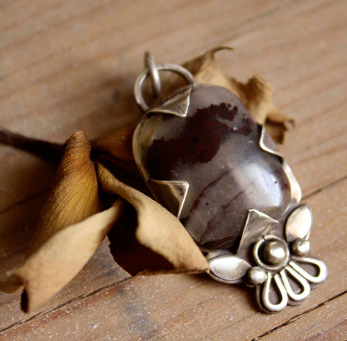 Loha, blossom details pendant in sterling silver and iron jasper