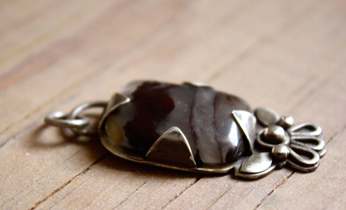 Loha, blossom details pendant in sterling silver and iron jasper