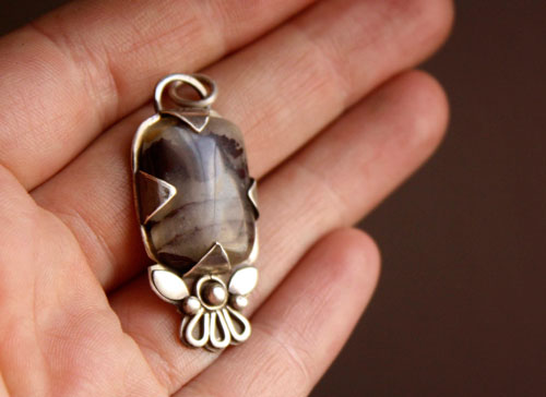 Loha, blossom details pendant in sterling silver and iron jasper