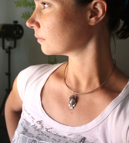 Loha, blossom details pendant in sterling silver and iron jasper