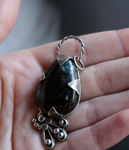 Mora, peacock pendant in sterling silver and labradorite