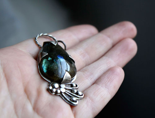 Mora, peacock pendant in sterling silver and labradorite