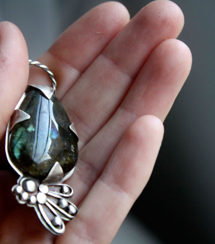 Mora, peacock pendant in sterling silver and labradorite