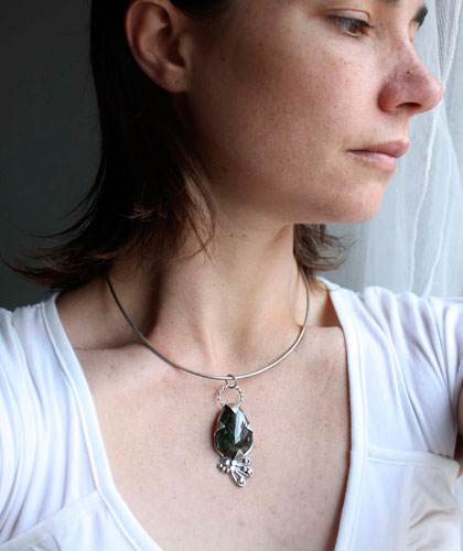 Mora, peacock pendant in sterling silver and labradorite