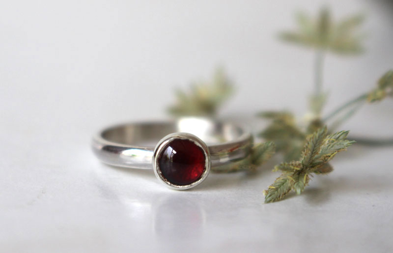 Poppy, stone ring in sterling silver and garnet