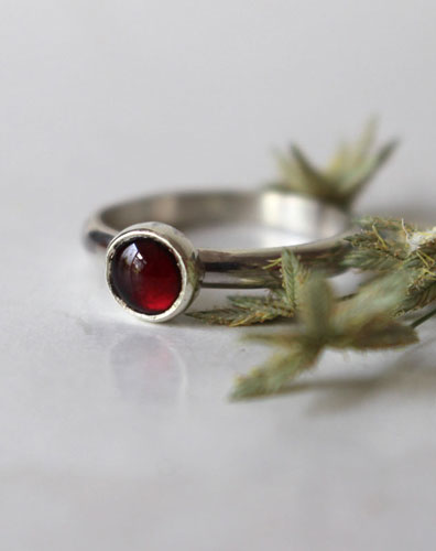 Poppy, stone ring in sterling silver and garnet