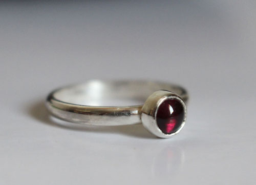 Poppy, stone ring in sterling silver and garnet