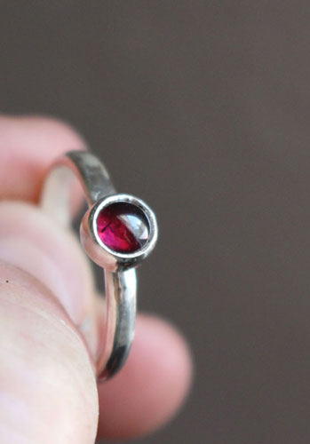 Poppy, stone ring in sterling silver and garnet