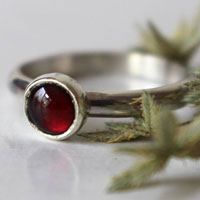 Poppy, stone ring in sterling silver and garnet