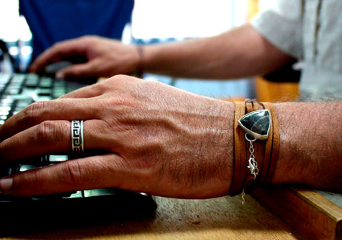 Sagar, character bracelet in sterling silver, leather and fossil agate