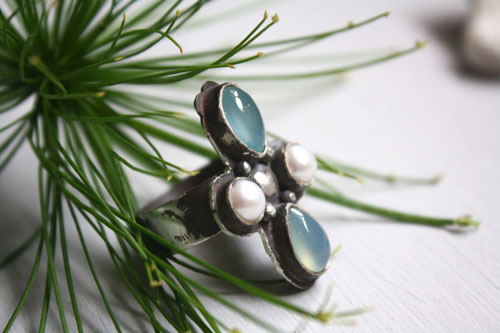 Sirocco, wind rose ring in sterling silver, chalcedony and freshwater pearl