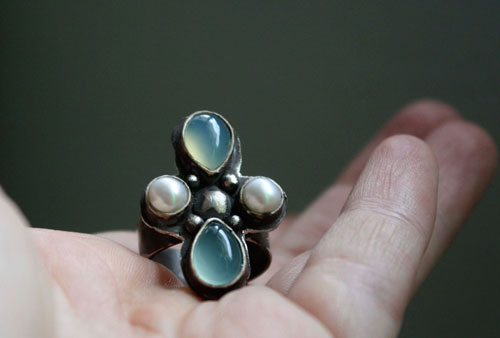 Sirocco, wind rose ring in sterling silver, chalcedony and freshwater pearl