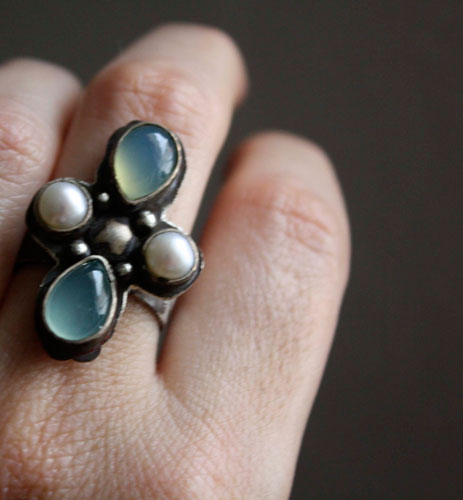 Sirocco, wind rose ring in sterling silver, chalcedony and freshwater pearl