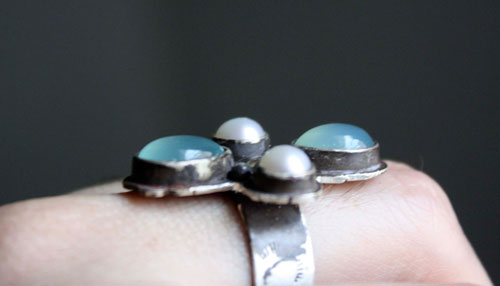 Sirocco, wind rose ring in sterling silver, chalcedony and freshwater pearl