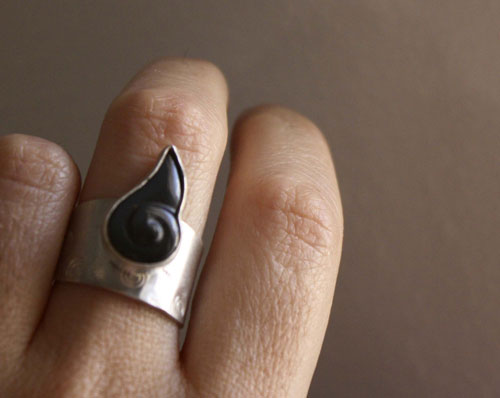 Snigill, rainbow obsidian snail sterling silver ring