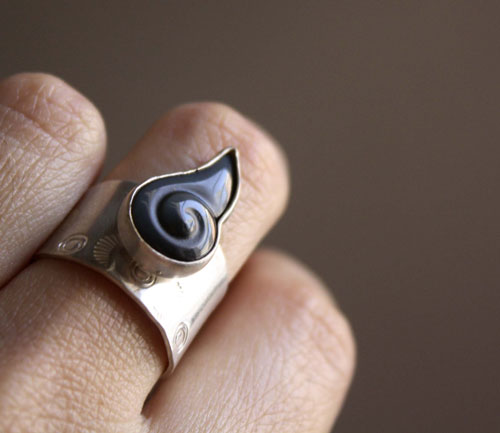 Snigill, rainbow obsidian snail sterling silver ring