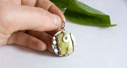 The cicadas song, summer pendant in sterling silver and lemon jade