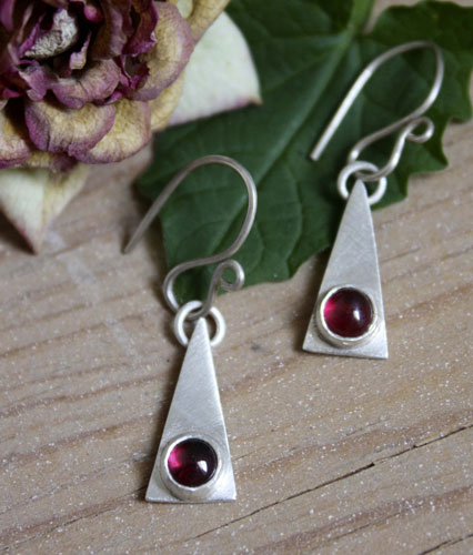 Adasam, triangle earrings in silver and birthstone (garnet, amethyst, aquamarine, moonstone, onyx, alexandrite, ruby, peridot, sapphire, opal, citrine, turquoise)