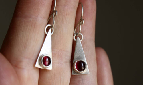 Adasam, triangle earrings in silver and birthstone (garnet, amethyst, aquamarine, moonstone, onyx, alexandrite, ruby, peridot, sapphire, opal, citrine, turquoise)