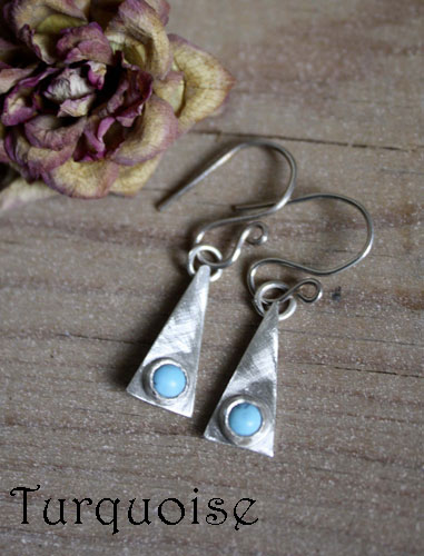 Adasam, triangle earrings in silver and birthstone (garnet, amethyst, aquamarine, moonstone, onyx, alexandrite, ruby, peridot, sapphire, opal, citrine, turquoise)