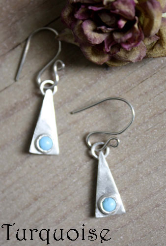 Adasam, triangle earrings in silver and birthstone (garnet, amethyst, aquamarine, moonstone, onyx, alexandrite, ruby, peridot, sapphire, opal, citrine, turquoise)