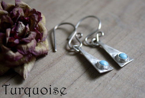 Adasam, triangle earrings in silver and birthstone (garnet, amethyst, aquamarine, moonstone, onyx, alexandrite, ruby, peridot, sapphire, opal, citrine, turquoise)