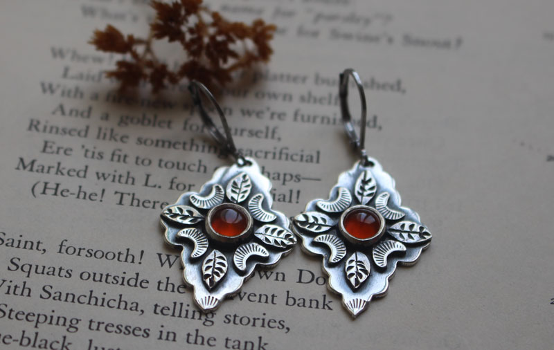 Farandole under the orange moon, leaf and moon earrings in silver and carnelian