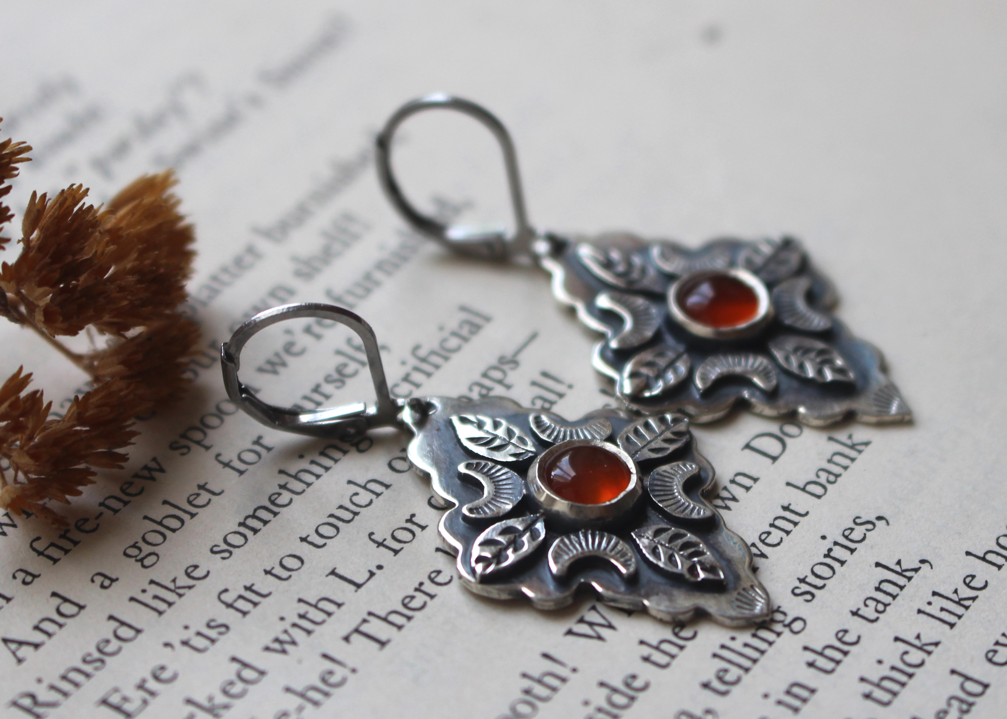 Farandole under the orange moon, leaf and moon earrings in silver and carnelian