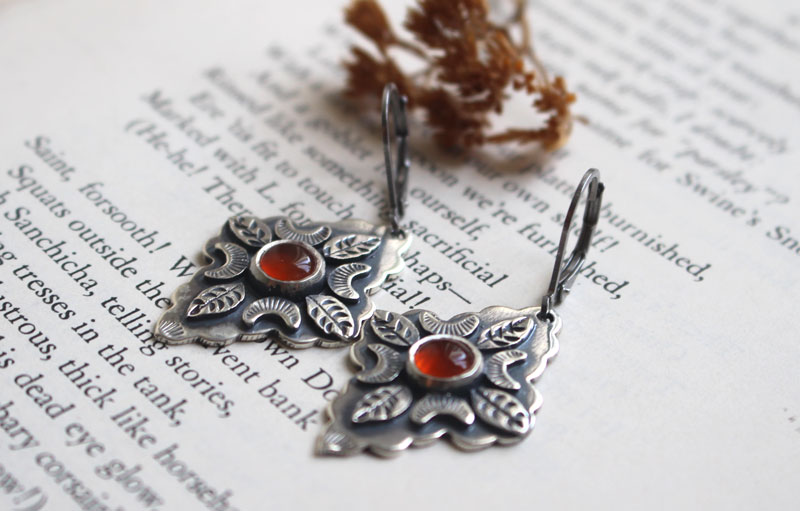 Farandole under the orange moon, leaf and moon earrings in silver and carnelian