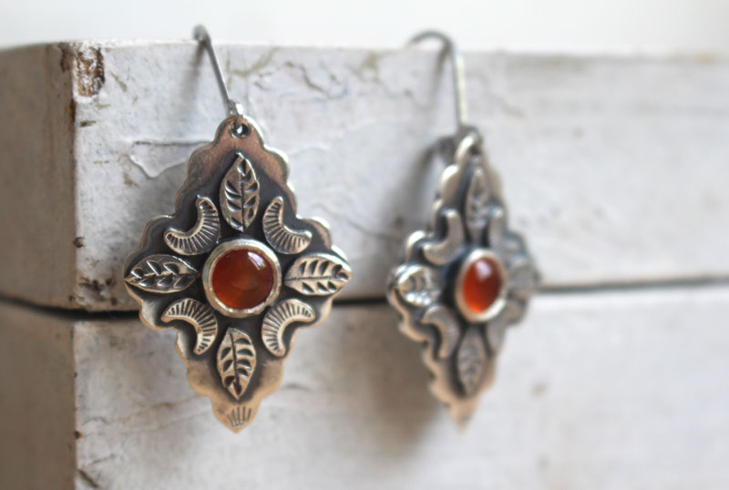 Farandole under the orange moon, leaf and moon earrings in silver and carnelian