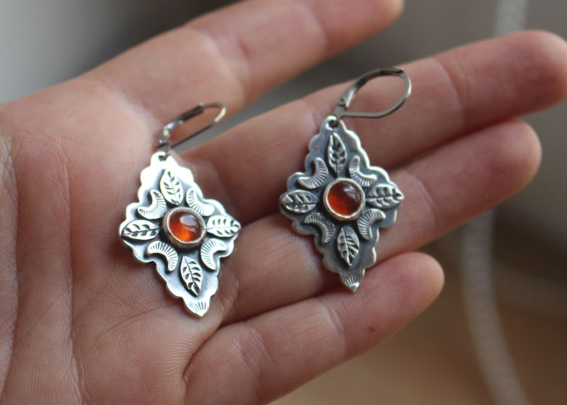 Farandole under the orange moon, leaf and moon earrings in silver and carnelian