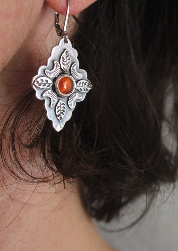 Farandole under the orange moon, leaf and moon earrings in silver and carnelian