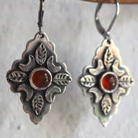 Farandole under the orange moon, leaf and moon earrings in silver and carnelian