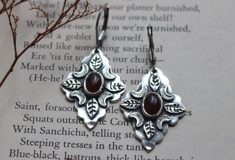 Farandole under the red moon, leaf and moon earrings in silver and carnelian