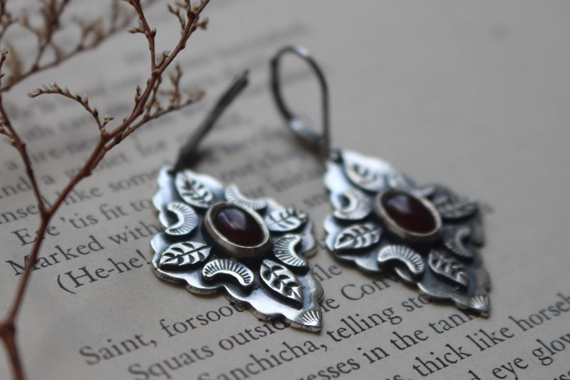 Farandole under the red moon, leaf and moon earrings in silver and carnelian