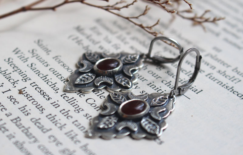 Farandole under the red moon, leaf and moon earrings in silver and carnelian